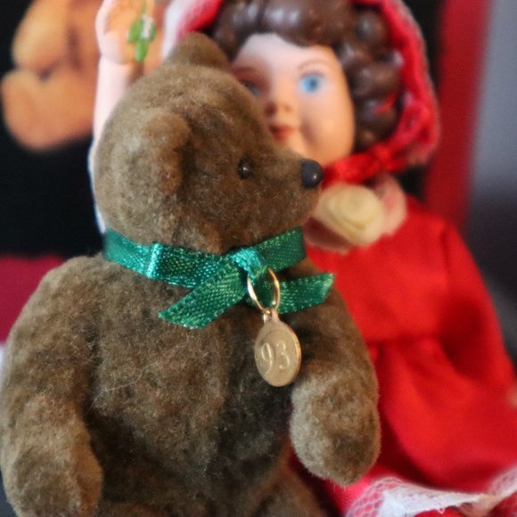 1993 Hallmark Keepsake Ornament Julianne and Teddy - Picture 1 of 2